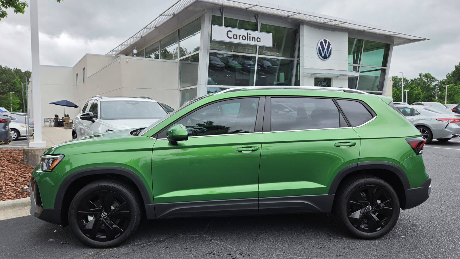 Certified 2025 Volkswagen Taos SE w/ Panoramic Sunroof Package FWD image 2