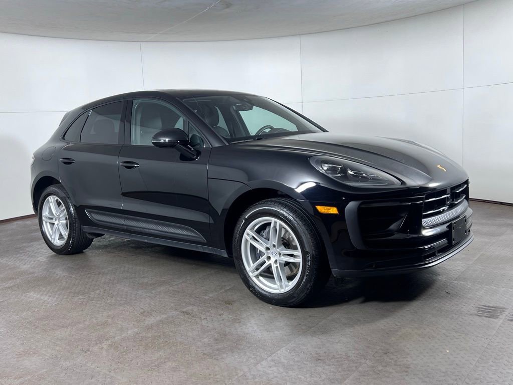 Certified 2025 Porsche Macan image 9