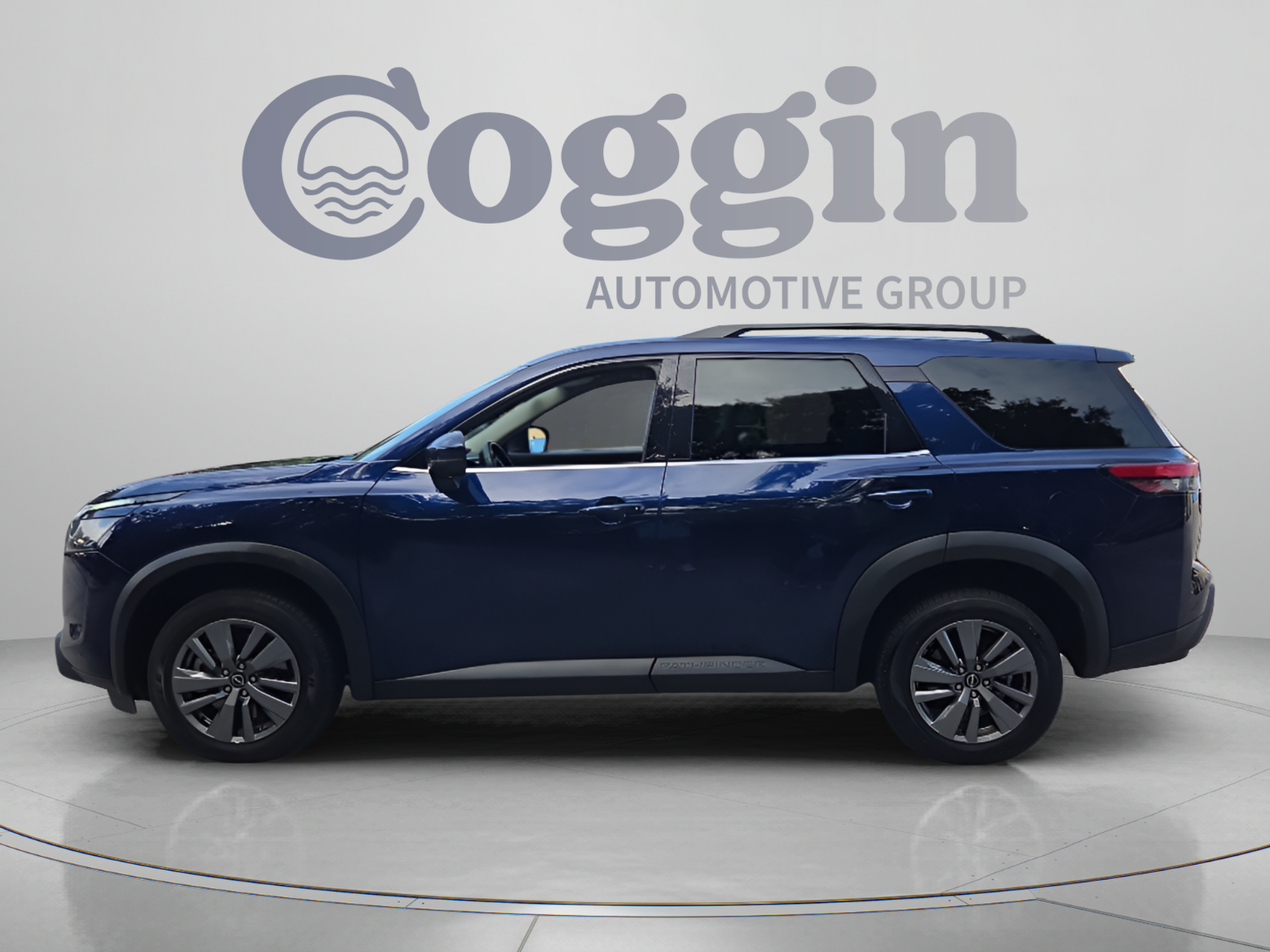 Used 2025 Nissan Pathfinder SV FWD image 2