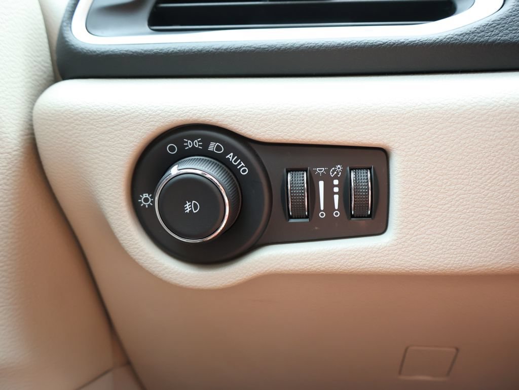 Used 2024 Chrysler Pacifica Touring-L FWD image 29