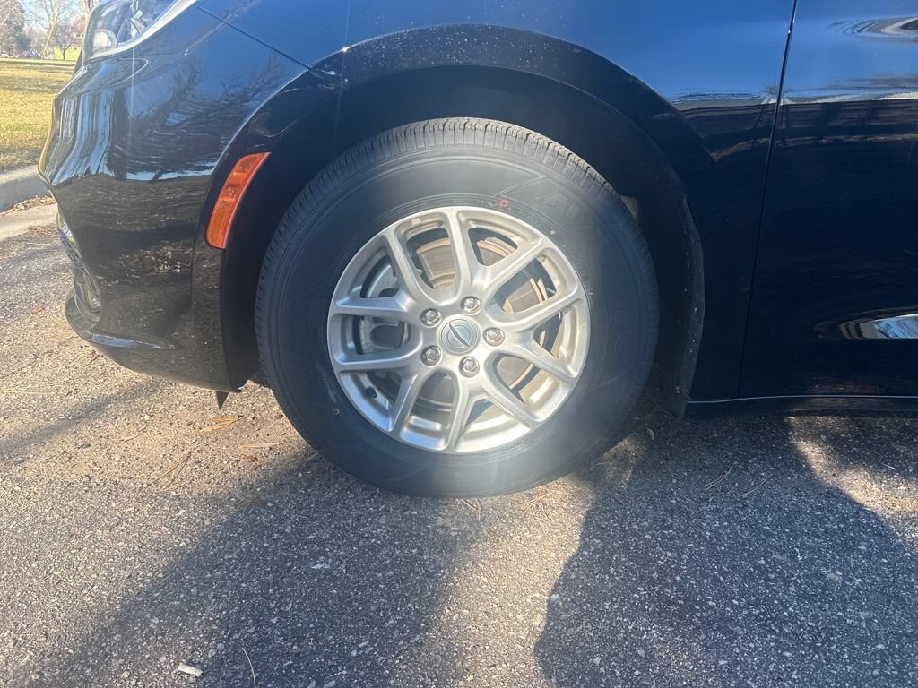 Used 2024 Chrysler Pacifica Touring-L FWD image 26