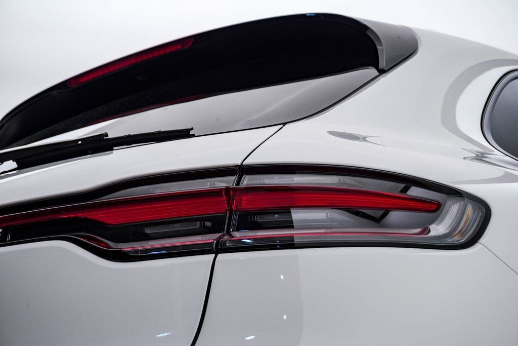 Certified 2025 Porsche Macan image 12