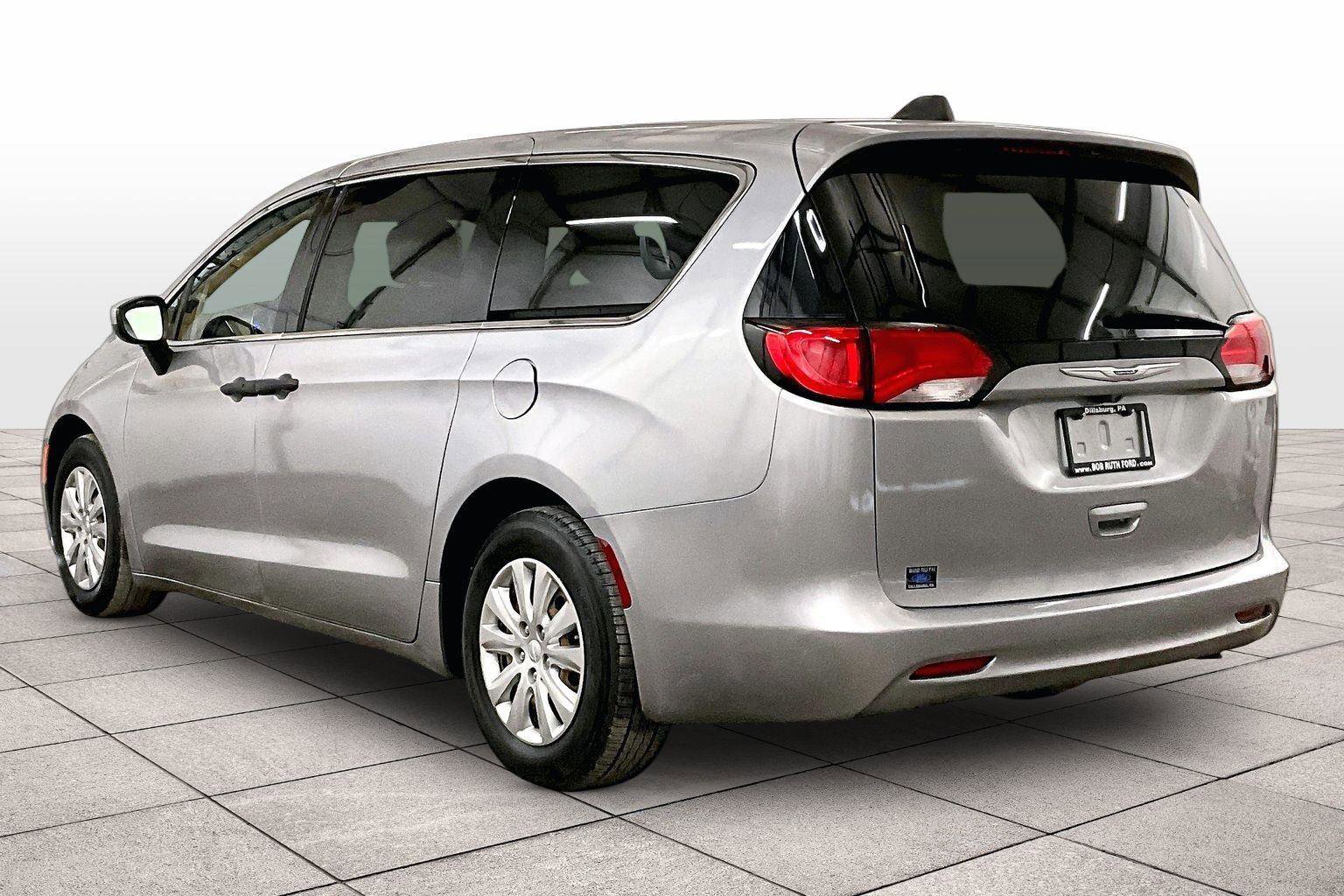 Used 2020 Chrysler Voyager L image 10