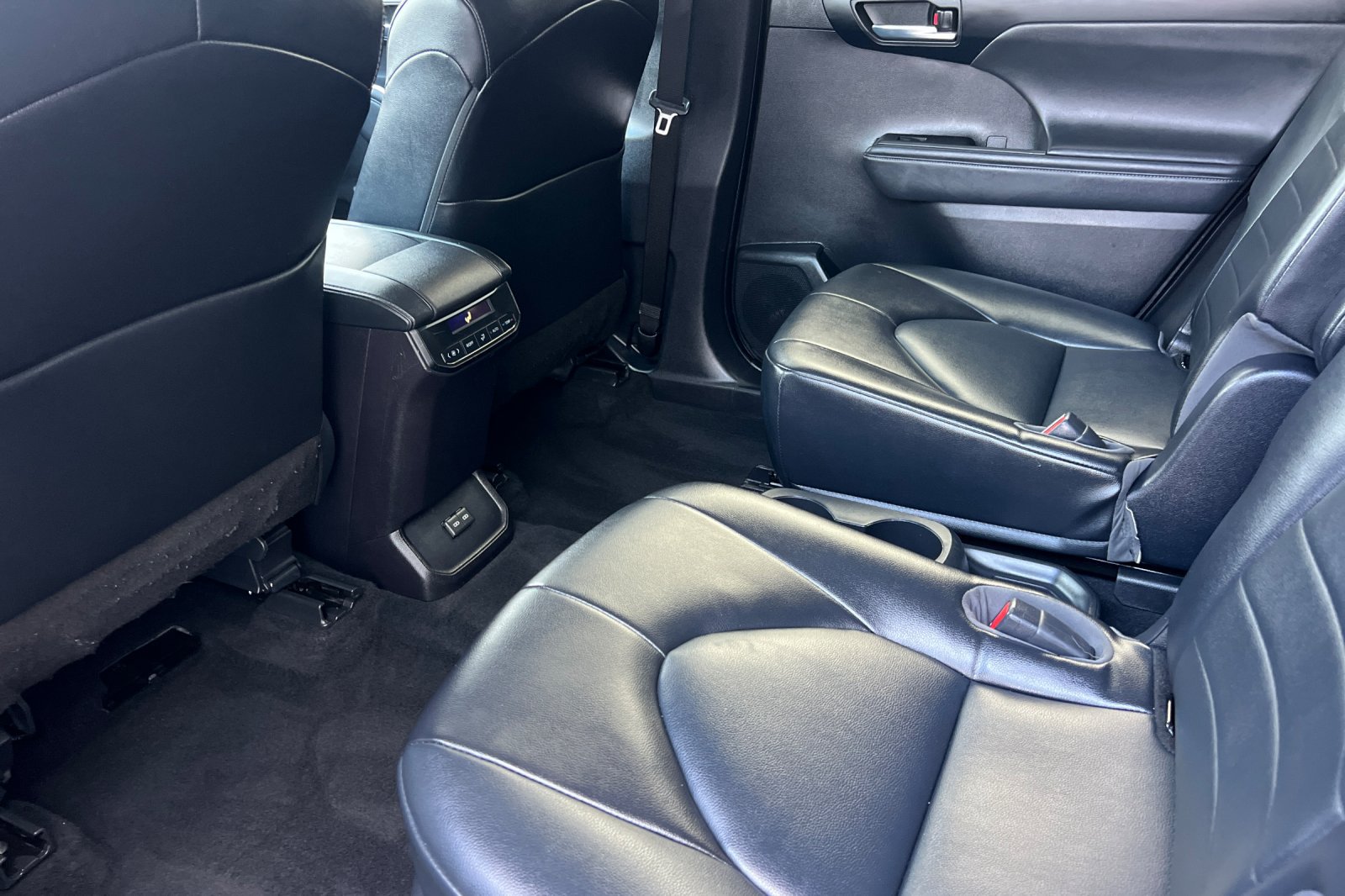 Used 2022 Toyota Highlander XLE AWD/4WD image 12