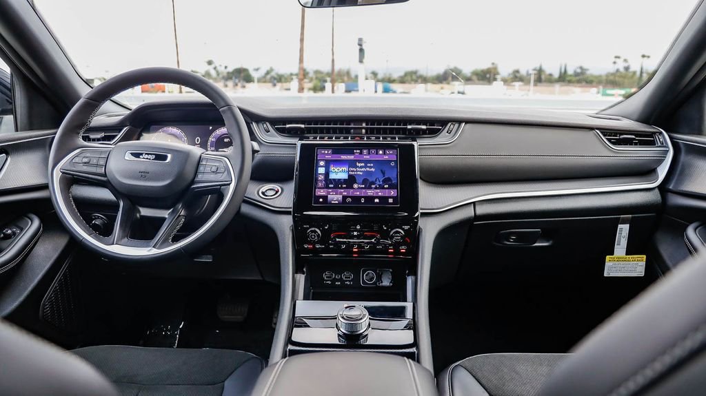 New 2025 Jeep Grand Cherokee L Altitude image 13