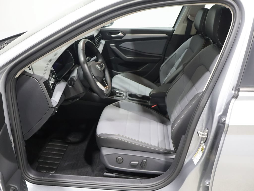 Used 2025 Volkswagen Jetta SE FWD image 12