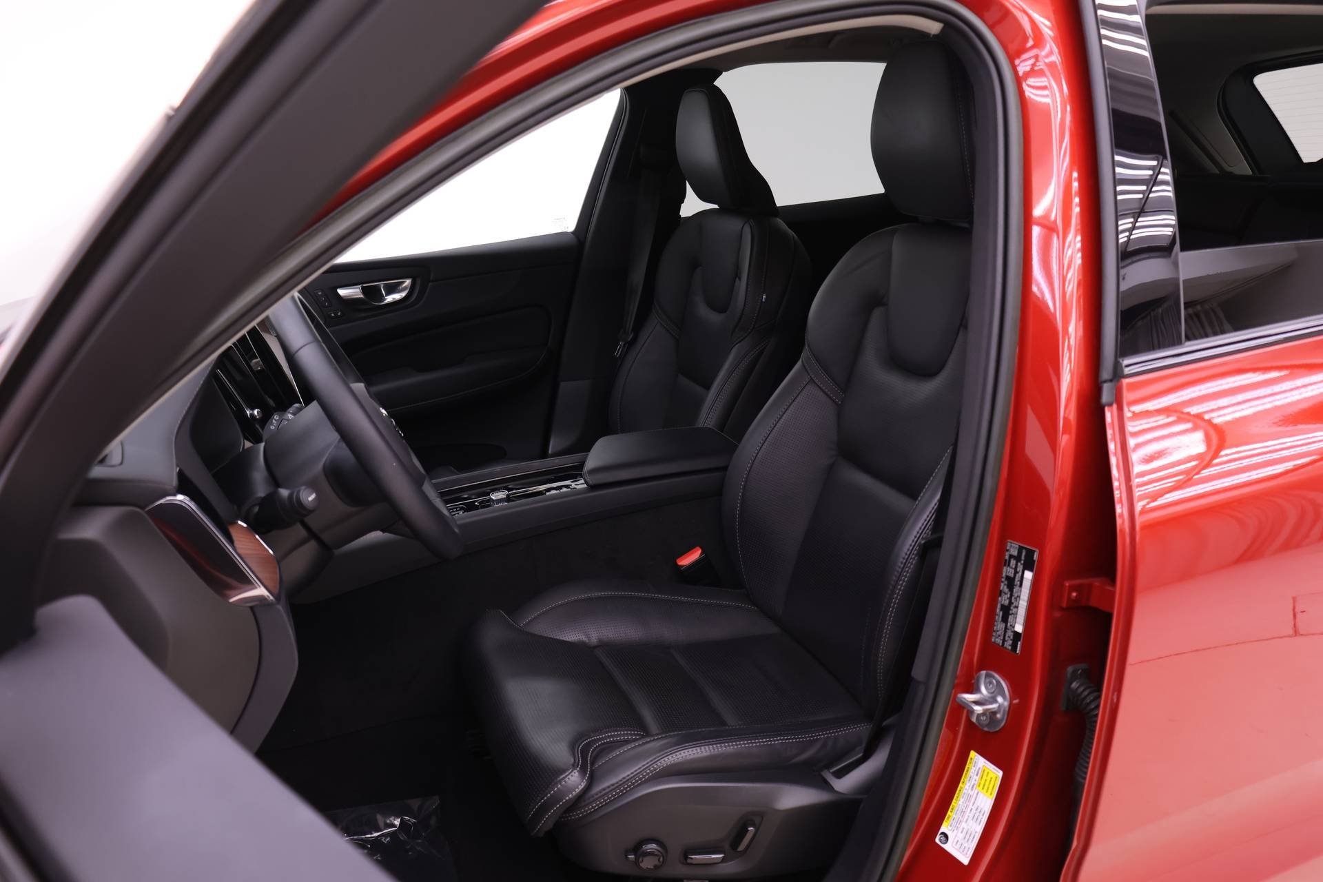 Certified 2023 Volvo XC60 B5 Ultimate w/ Protection Package Premier image 7