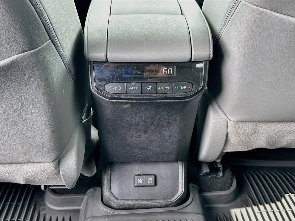 Used 2021 Toyota Highlander XLE AWD/4WD image 25