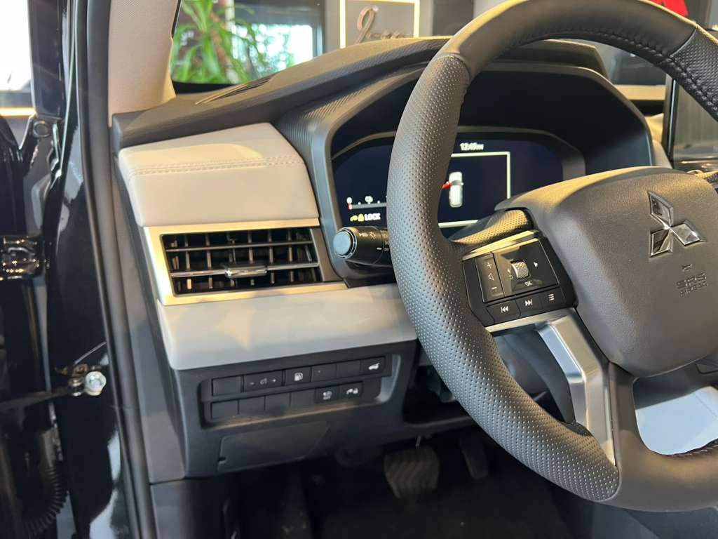 New 2026 Mitsubishi Outlander SE AWD/4WD image 10