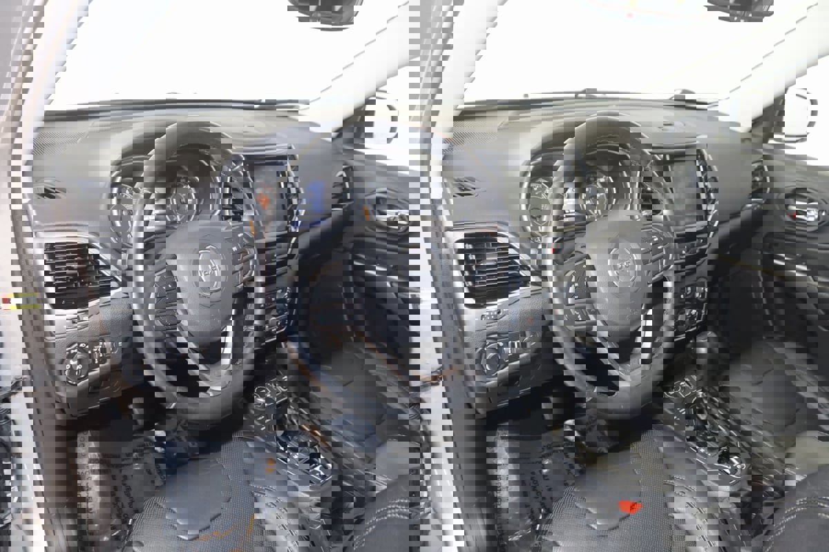 Used 2020 Jeep Cherokee Limited image 24