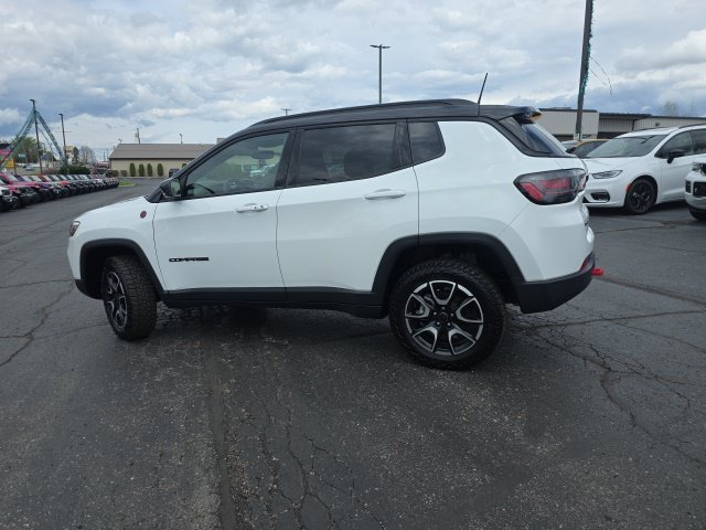 Used 2025 Jeep Compass Trailhawk w/ Trailhawk Elite Group AWD/4WD image 4