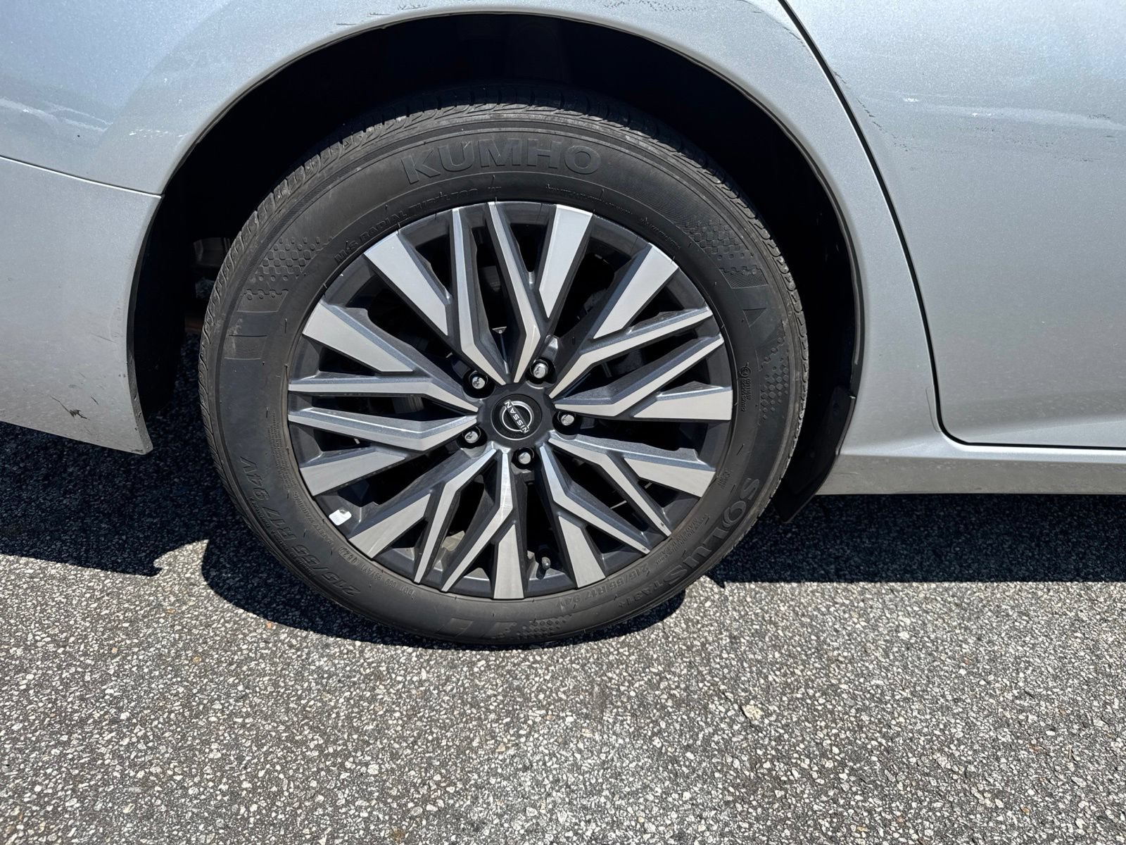 Used 2025 Nissan Altima 2.5 SV FWD image 11