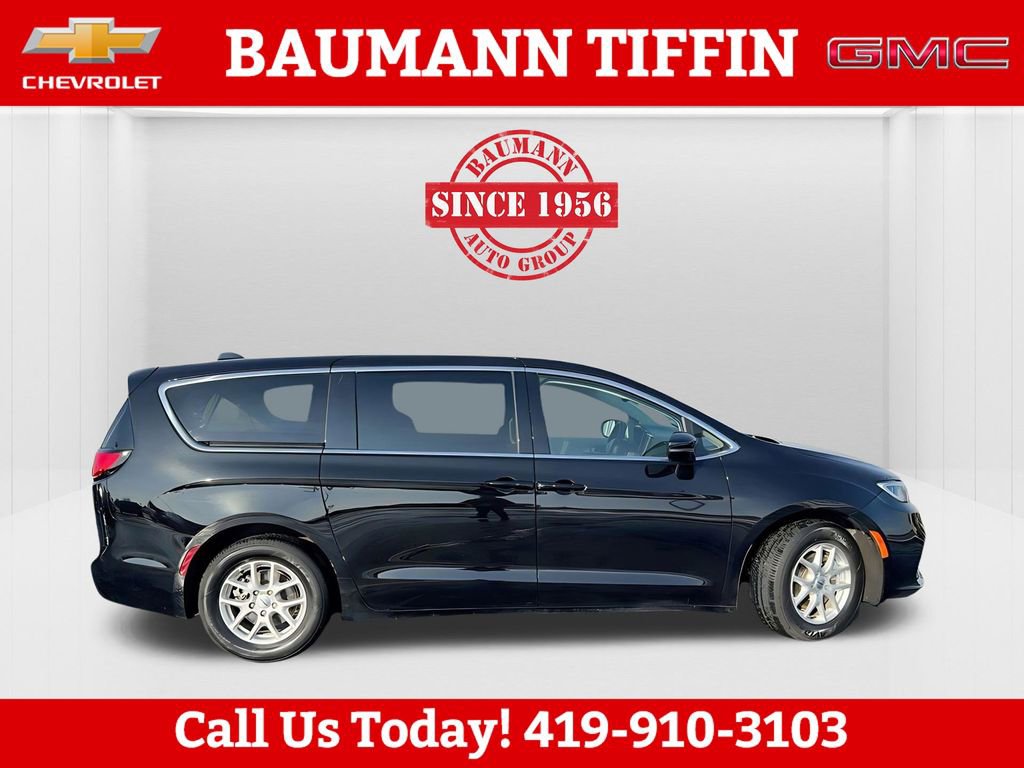 Used 2024 Chrysler Pacifica Touring-L image 4