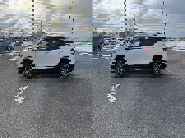 Used 2024 GMC Terrain SLT image 3