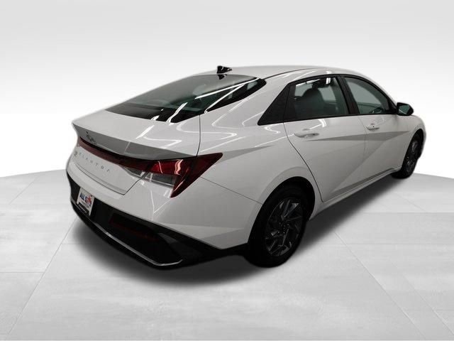 Used 2024 Hyundai Elantra SEL image 9