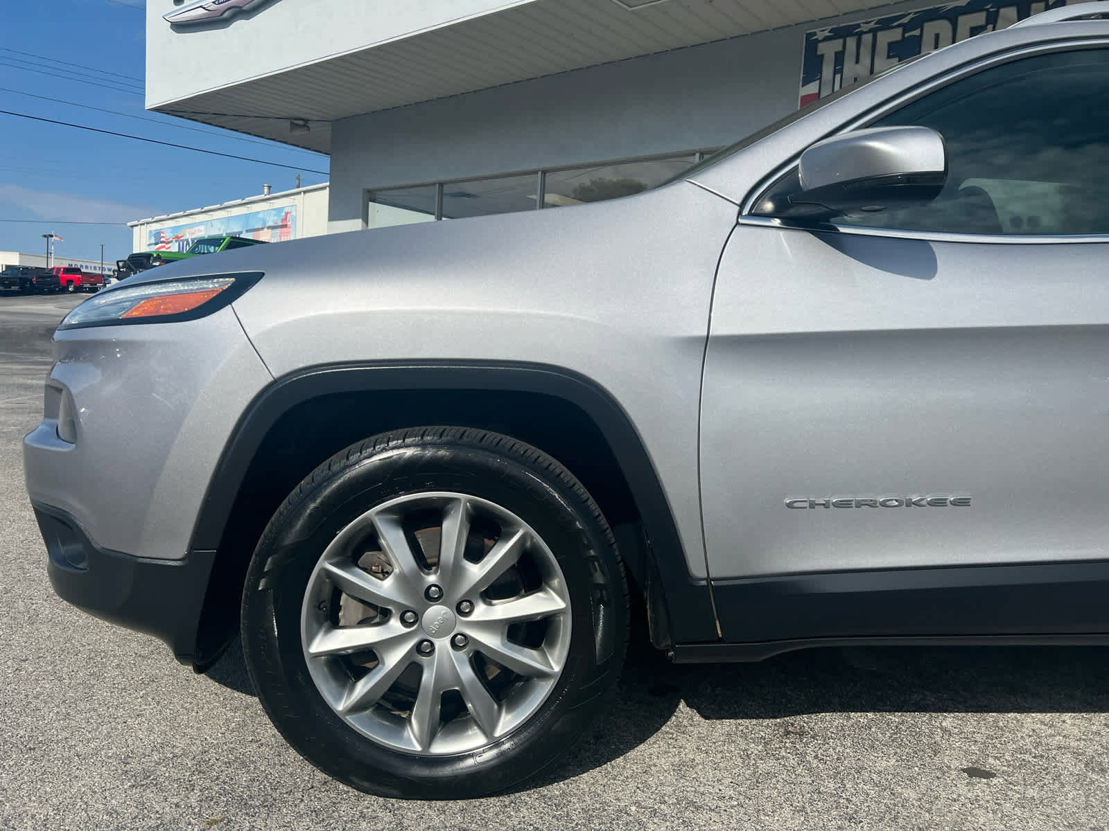 Used 2018 Jeep Cherokee Limited image 2