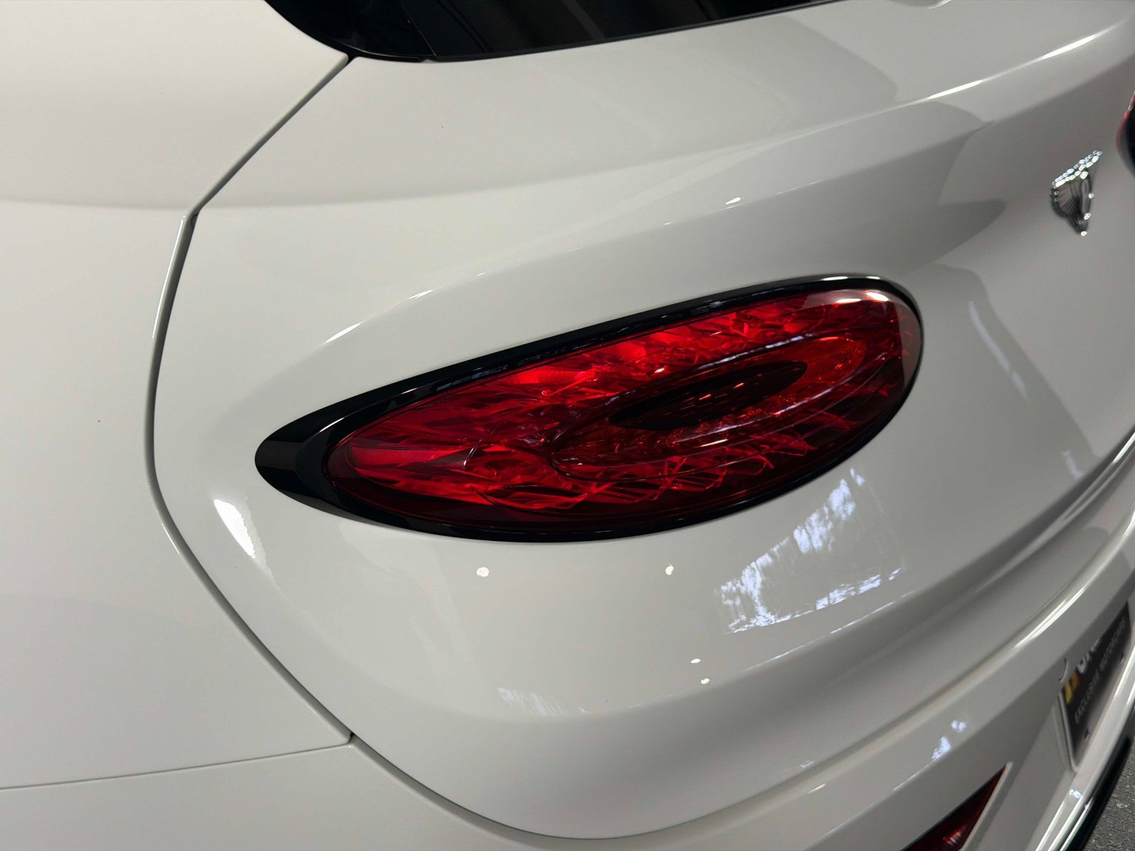 Used 2024 Bentley Bentayga Plug-In Hybrid image 16