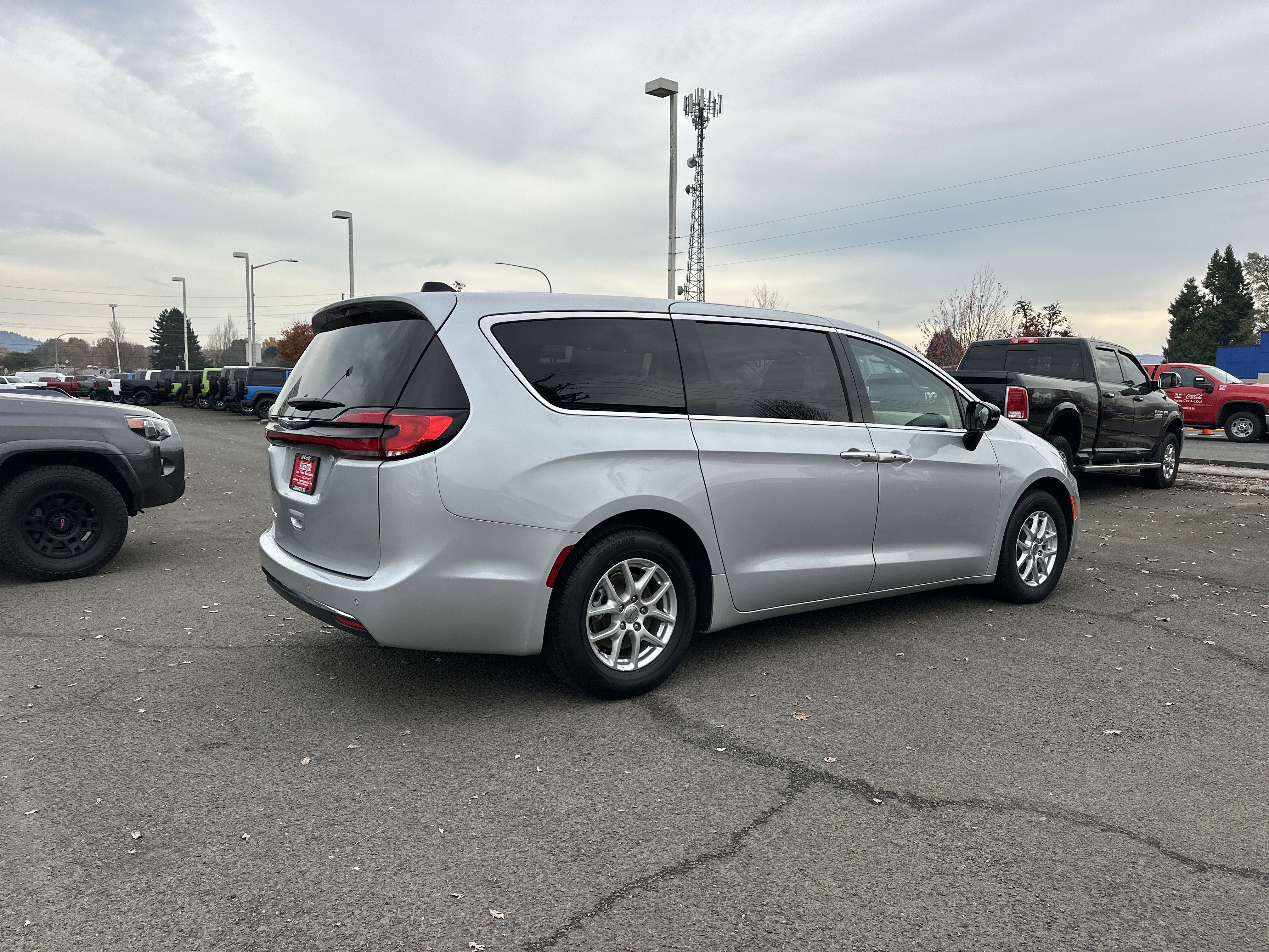 Used 2024 Chrysler Pacifica Touring-L image 6