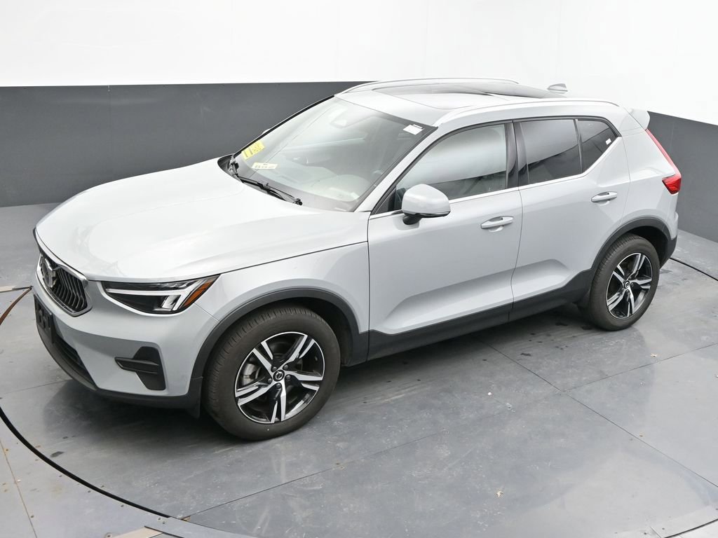 Used 2025 Volvo XC40 B5 Core image 30