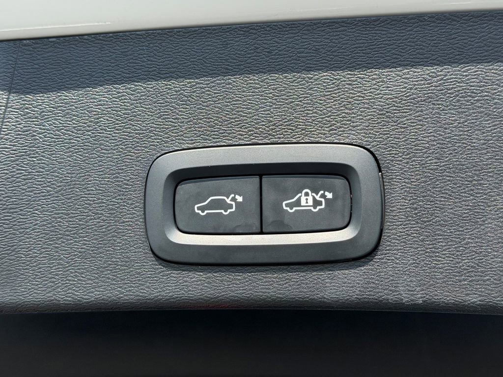 Certified 2024 Volvo XC40 B5 Core AWD/4WD image 18