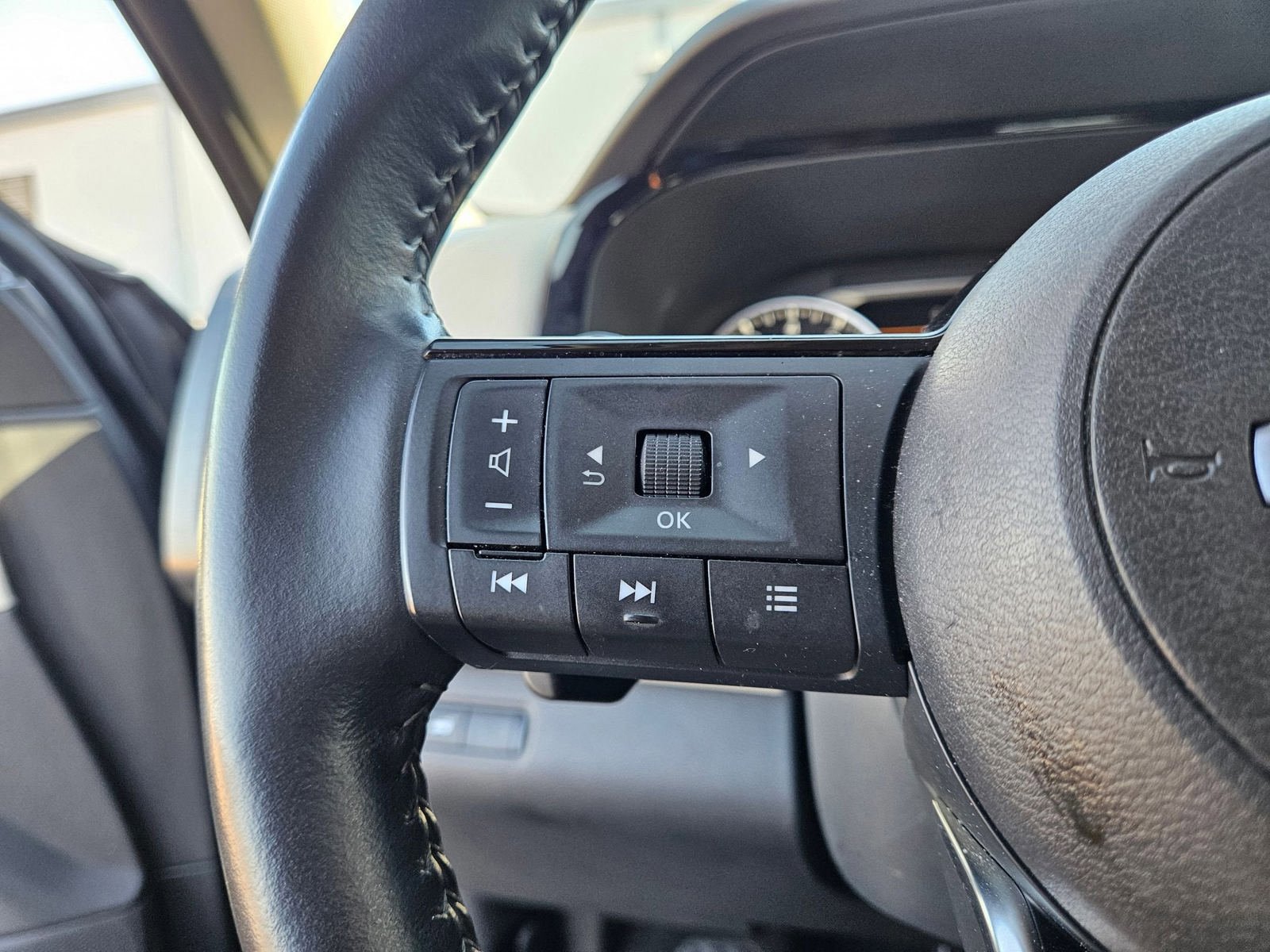 Used 2023 Nissan Pathfinder SL FWD image 12