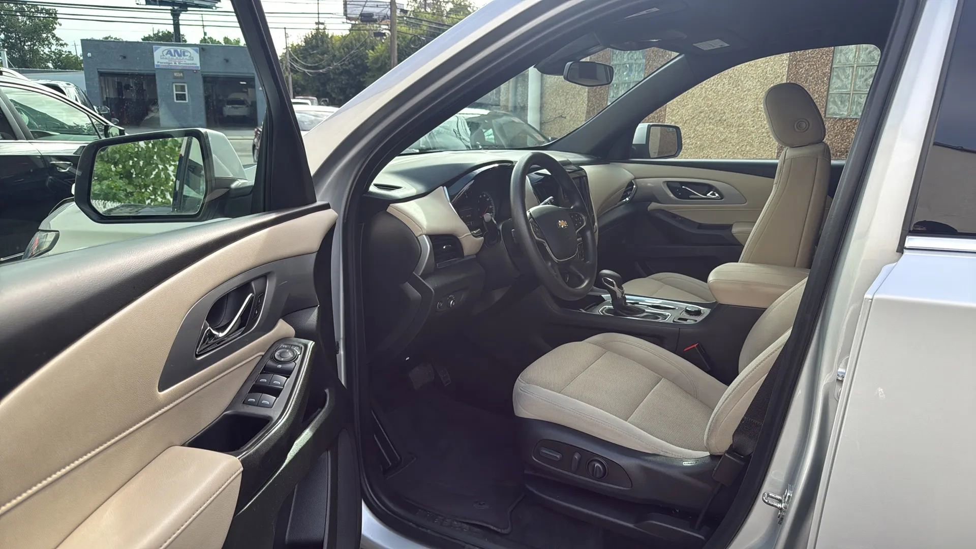 Used 2022 Chevrolet Traverse LS AWD/4WD image 23