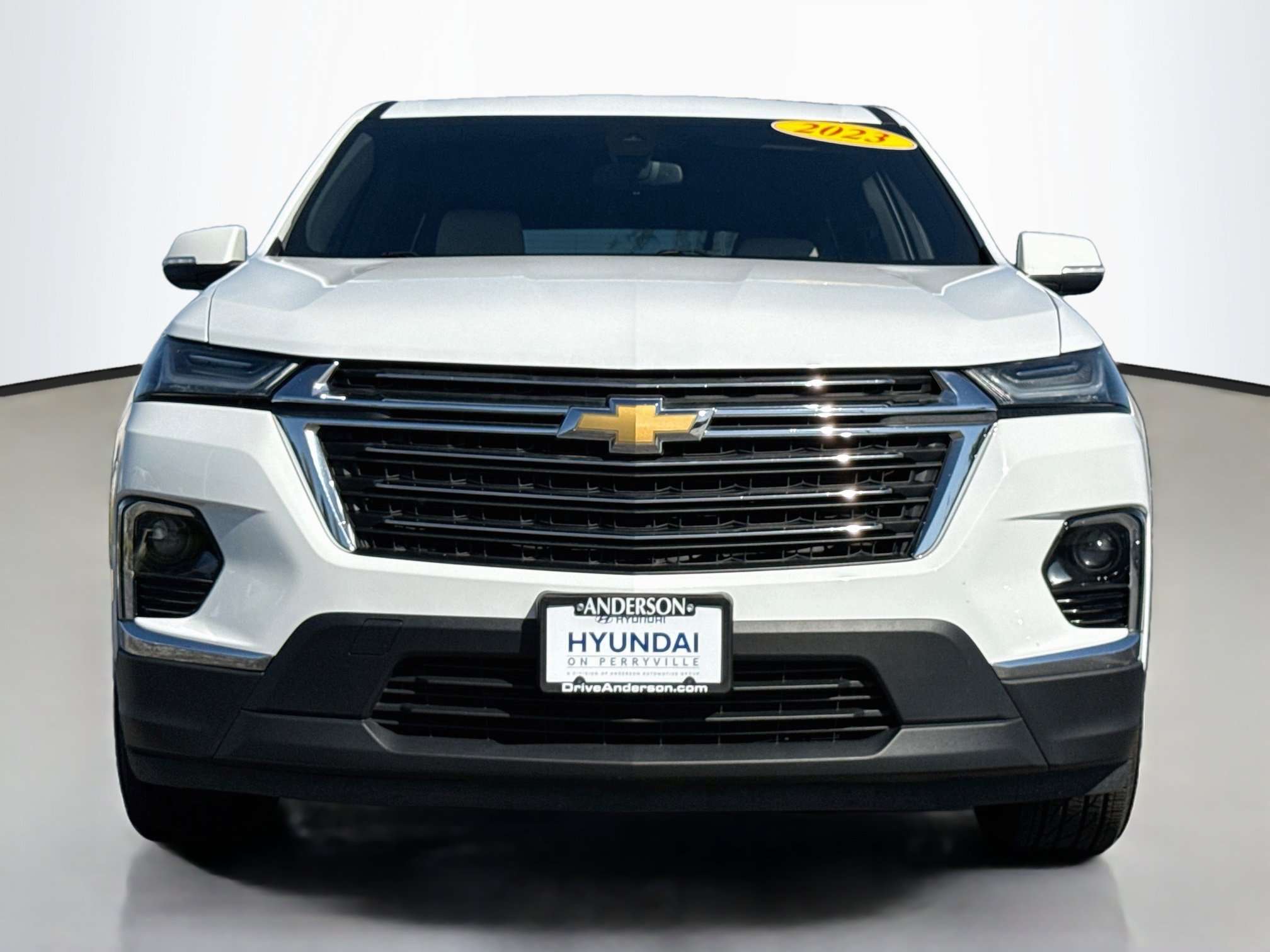 Used 2023 Chevrolet Traverse LT w/ LPO, Cargo Package AWD/4WD image 2