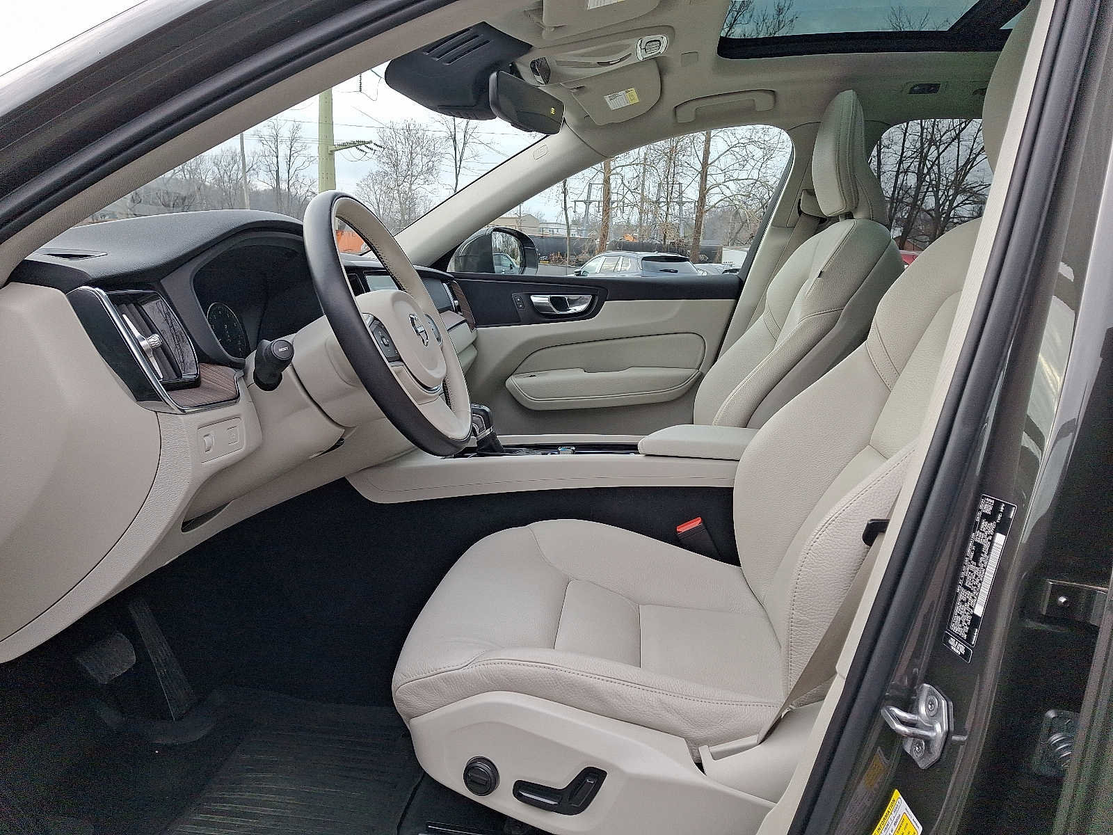 Used 2021 Volvo XC60 T5 Momentum w/ Premium Package image 13