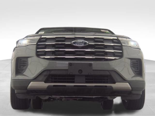 Used 2025 Ford Explorer Active AWD/4WD image 2