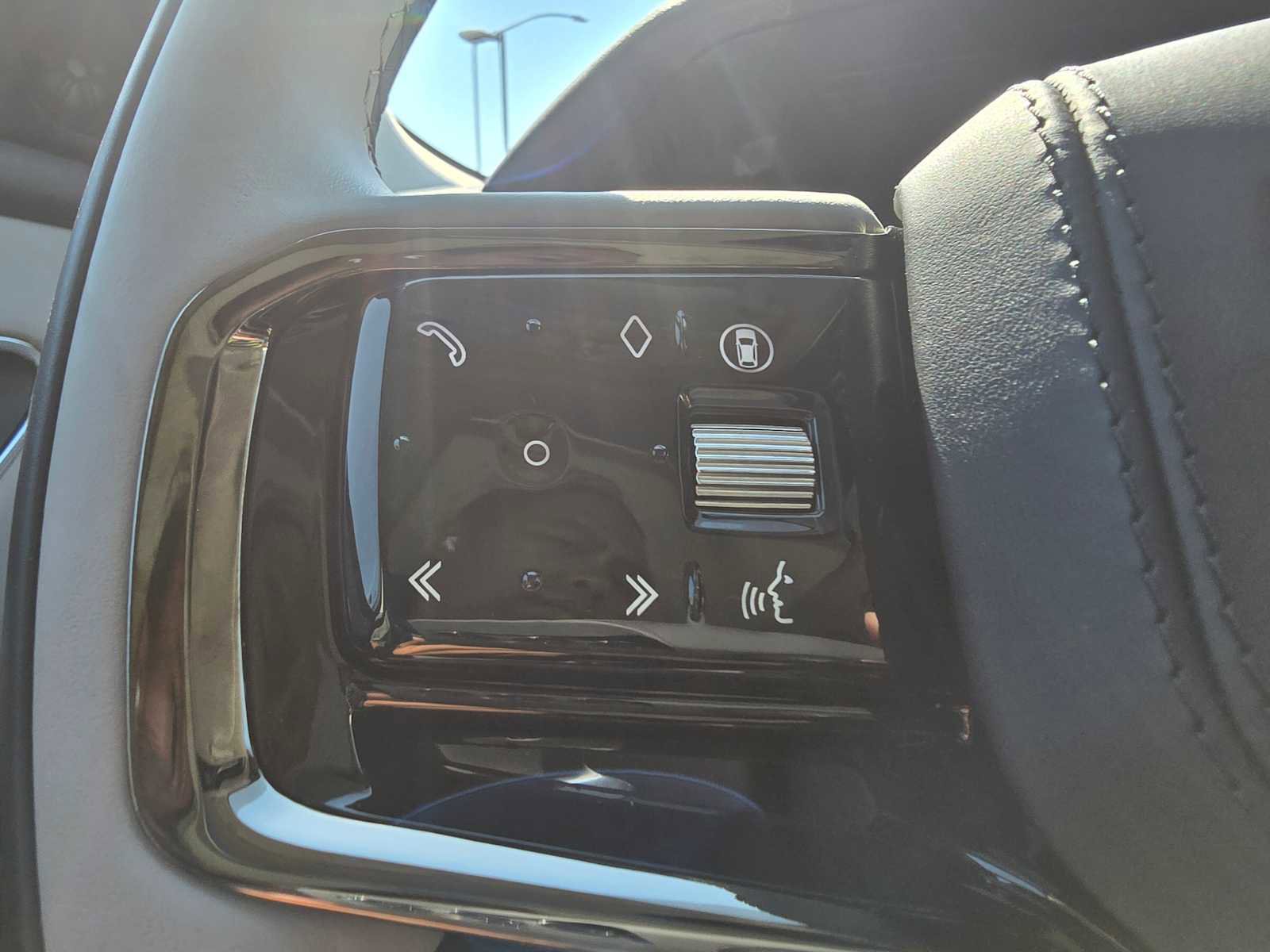 Certified 2025 Land Rover Range Rover Velar Dynamic SE image 31