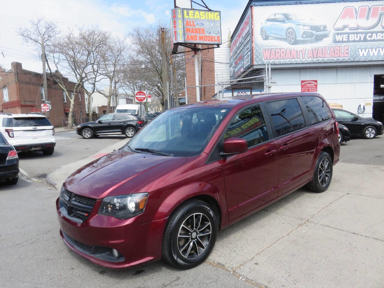 Used 2018 Dodge Grand Caravan SXT w/ Blacktop Package image 2