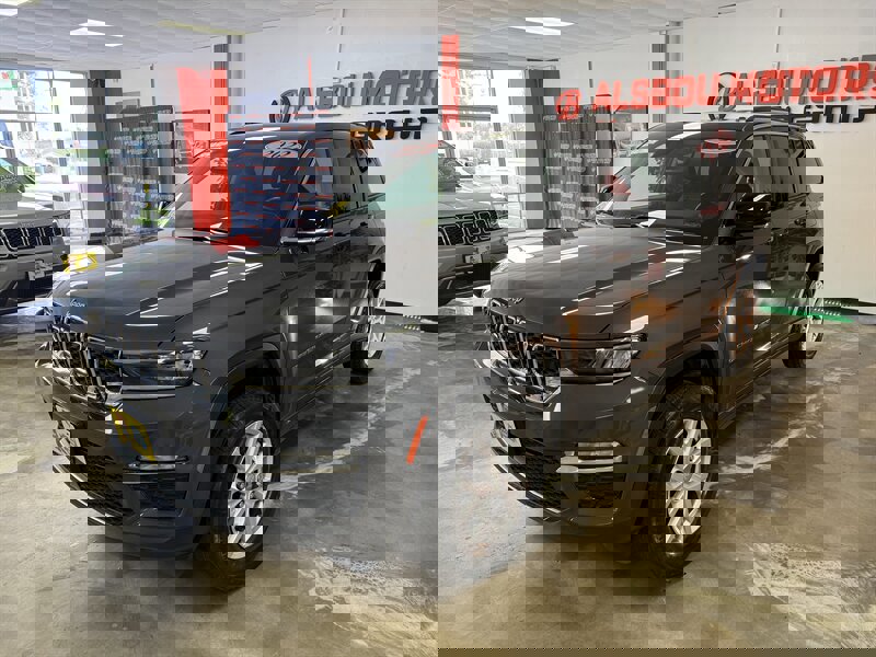 Used 2022 Jeep Grand Cherokee Limited image 3