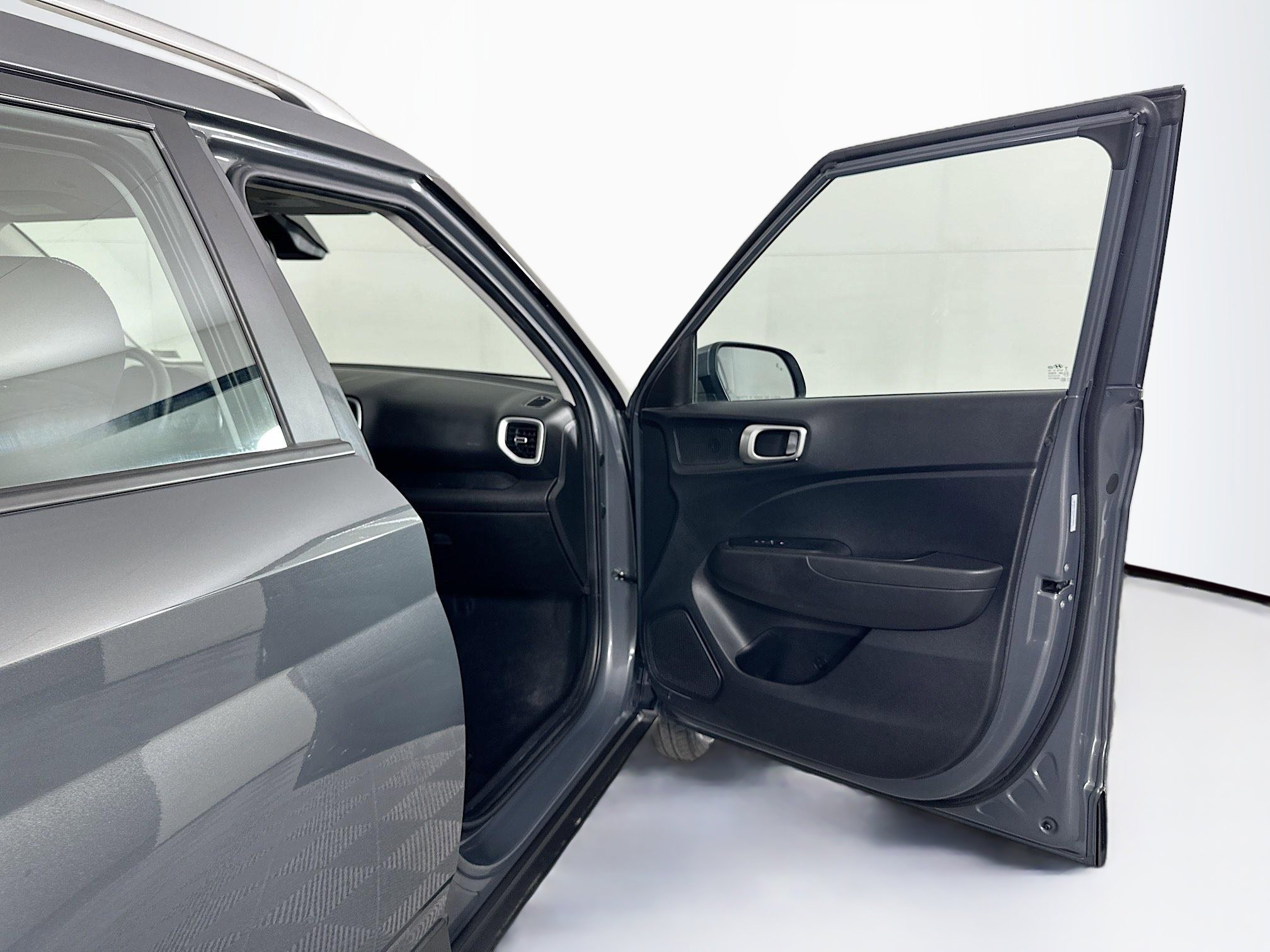Used 2025 Hyundai Venue SEL FWD image 31