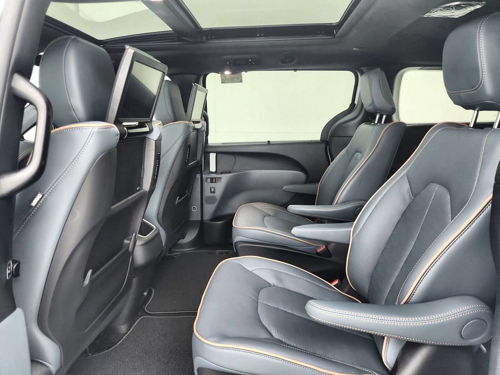 New 2027 Chrysler Pacifica Pinnacle w/ Theater Group AWD/4WD image 30