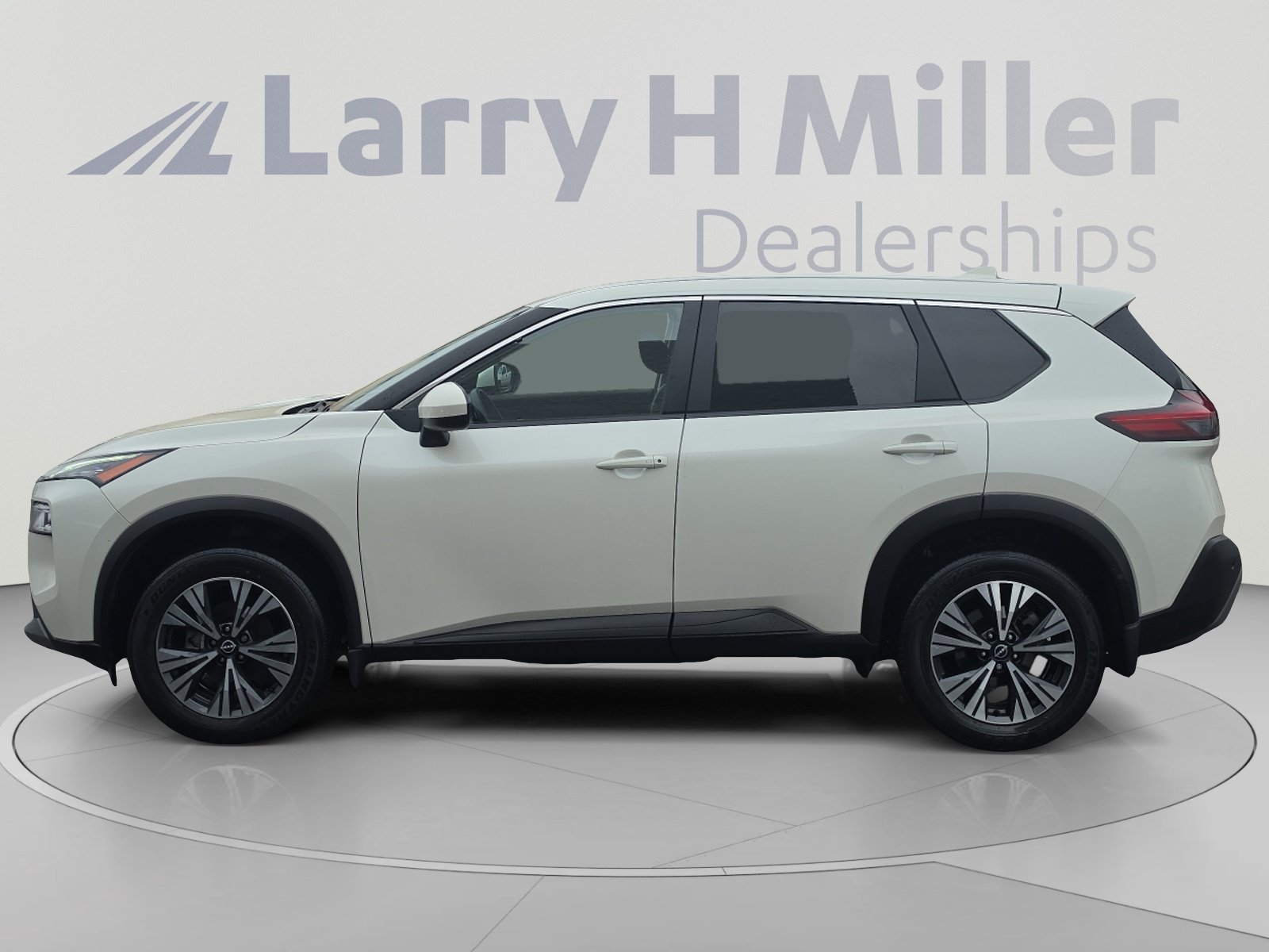 Used 2023 Nissan Rogue SV FWD image 2