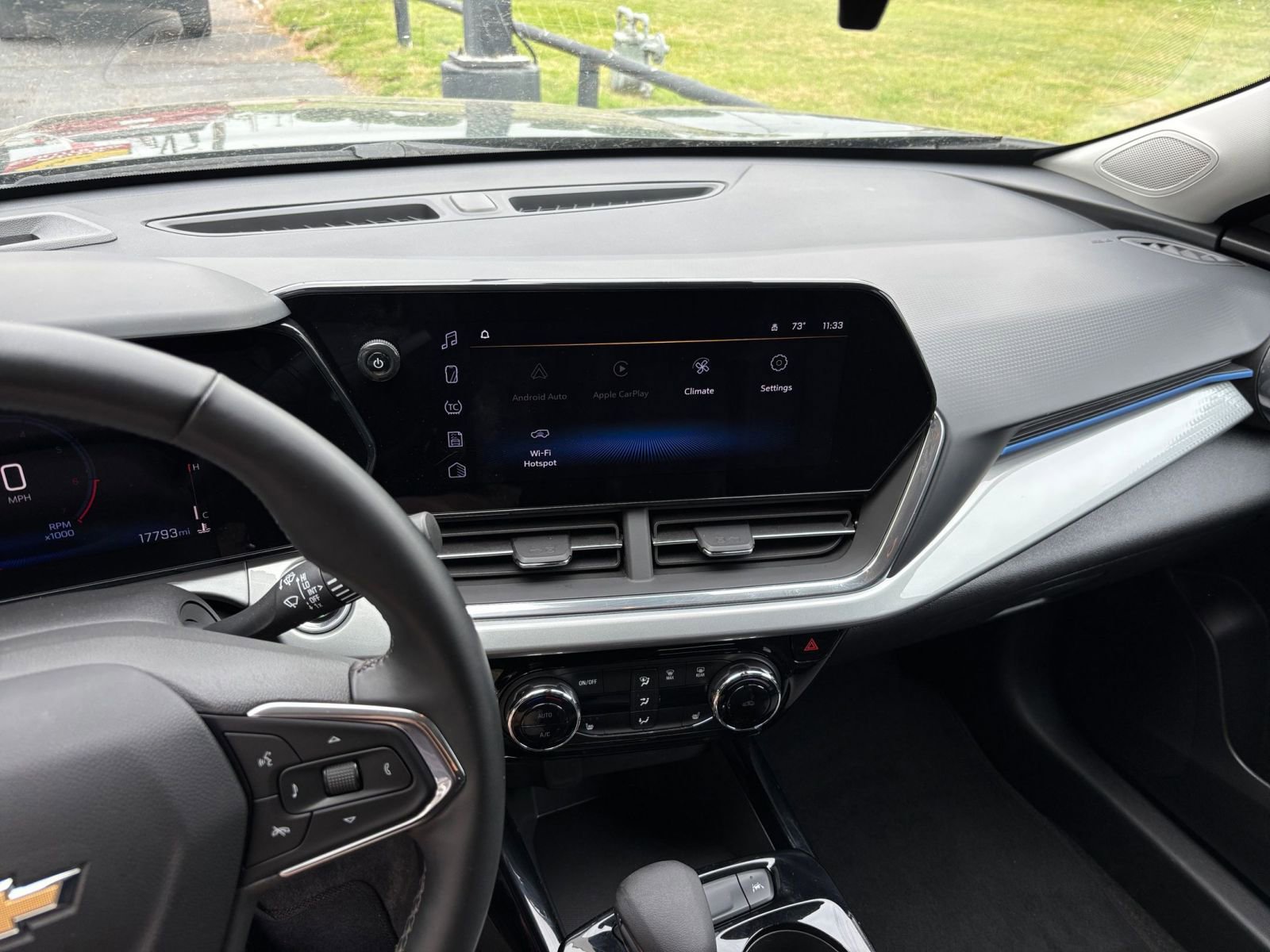 Used 2025 Chevrolet Trax LT w/ LT Convenience Package FWD image 17