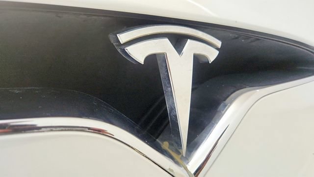 Used 2018 Tesla Model X 75D AWD/4WD image 32