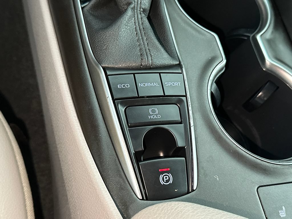 Used 2022 Toyota Camry XLE FWD image 32