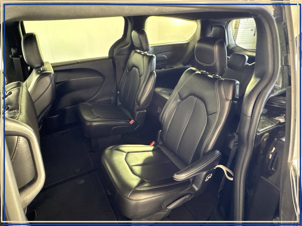 Certified 2025 Chrysler Pacifica Select FWD image 31
