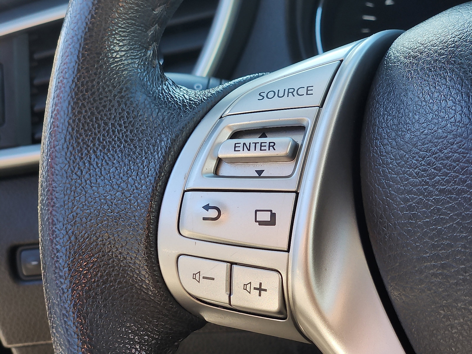 Used 2016 Nissan Rogue SL w/ SL Premium Package image 21