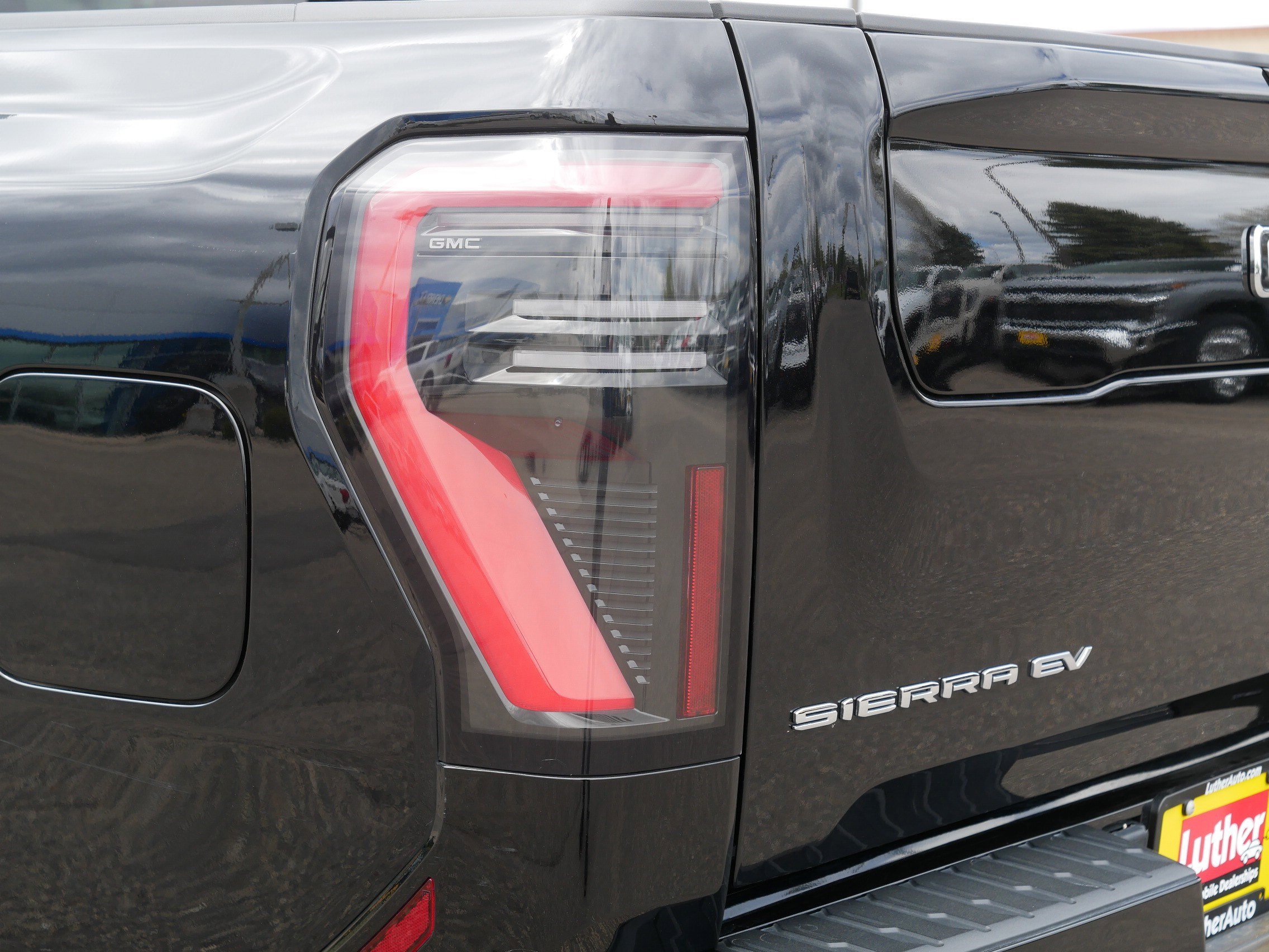Used 2025 GMC Sierra EV Denali AWD/4WD image 17