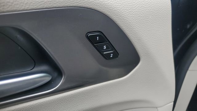 Certified 2024 Chrysler Pacifica Touring-L image 6