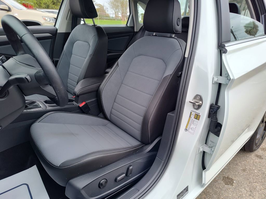 Used 2025 Volkswagen Jetta SE w/ Black Wheel Package image 21