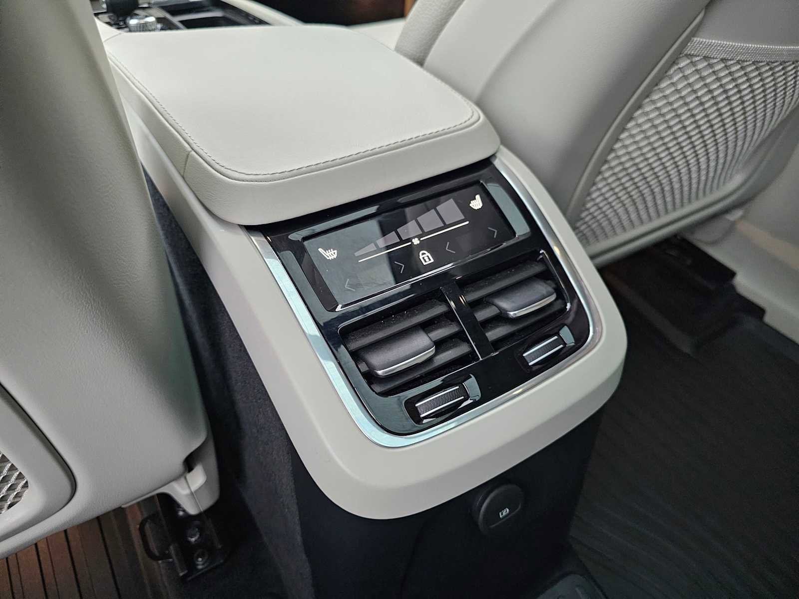 Used 2023 Volvo XC90 T8 Plus w/ Protection Package image 20