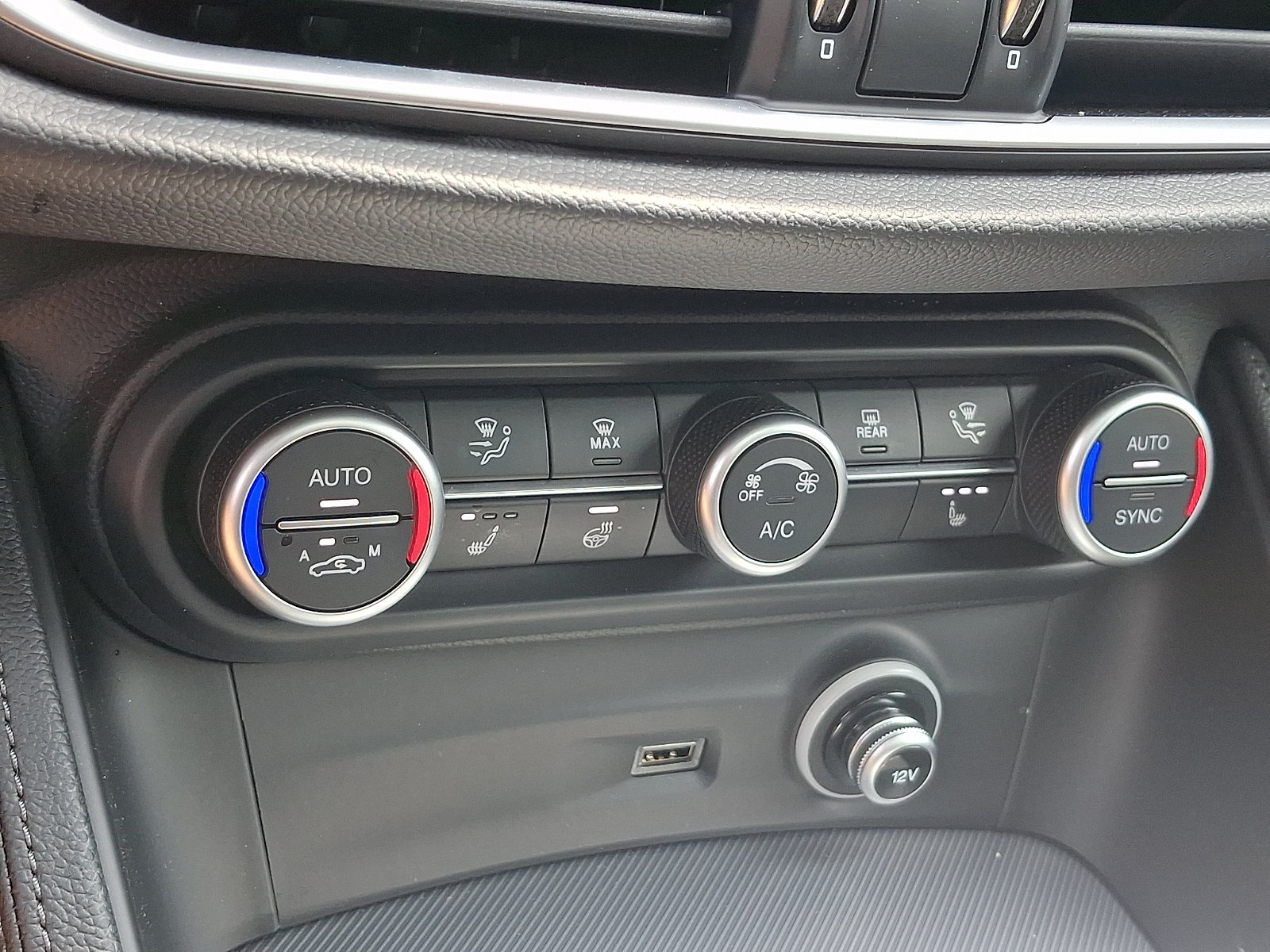 New 2025 Alfa Romeo Stelvio Sprint AWD/4WD image 13