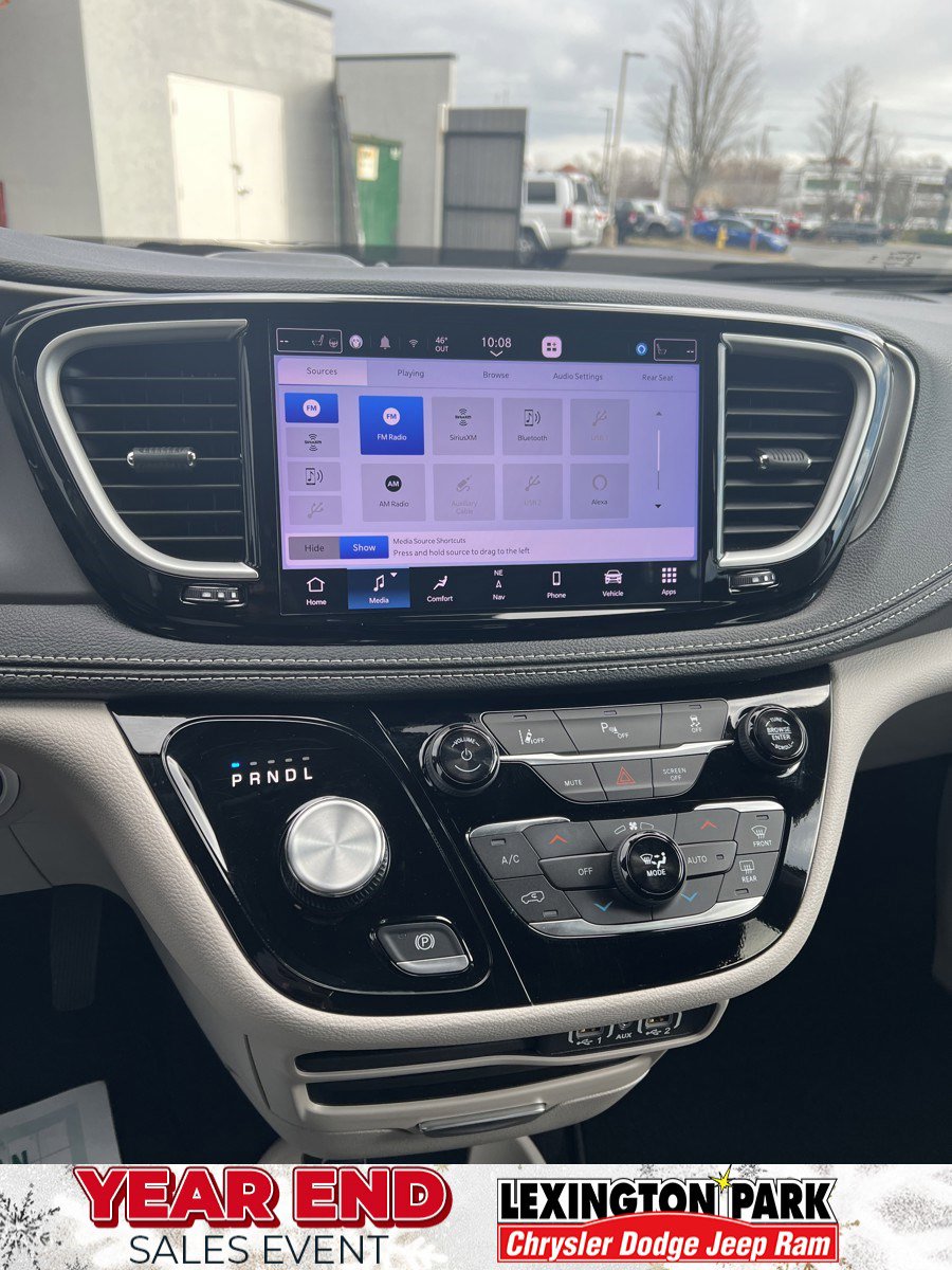 Used 2024 Chrysler Pacifica Select w/ Uconnect Theater Family Group image 27