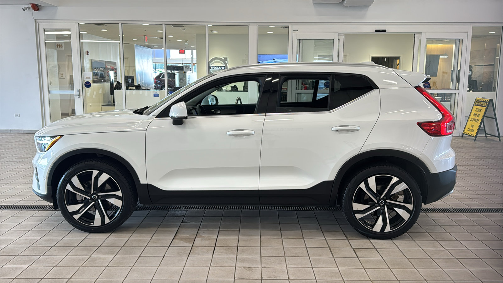 Used 2023 Volvo XC40 B5 Ultimate w/ Protection Package Premier AWD/4WD image 8