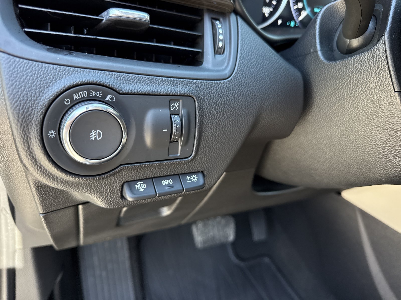 Used 2020 Buick Envision Premium w/ Driver Confidence Package AWD/4WD image 17