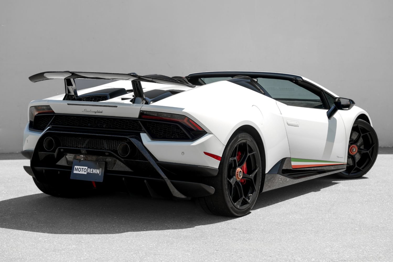 Used 2018 Lamborghini Huracan Performante AWD/4WD image 3