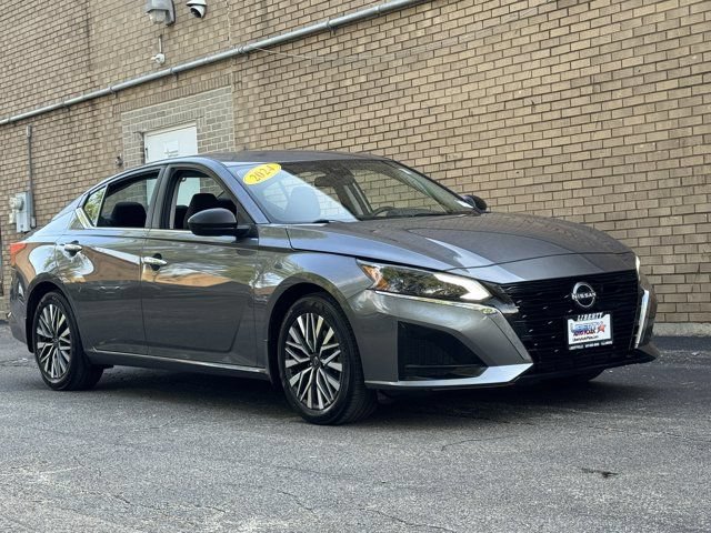Used 2024 Nissan Altima 2.5 SV FWD image 2